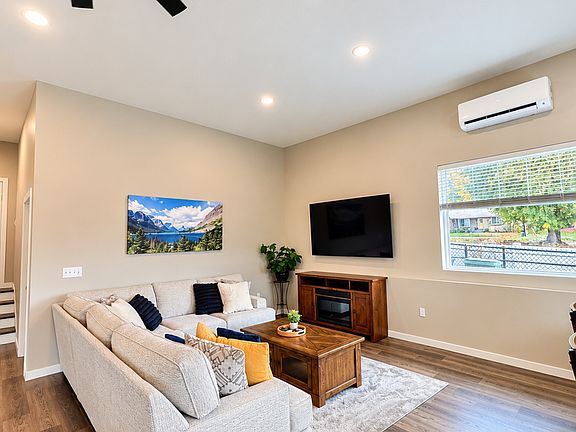 4th image of 698 E Anchor Way