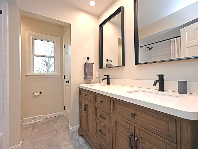 2nd level full bath