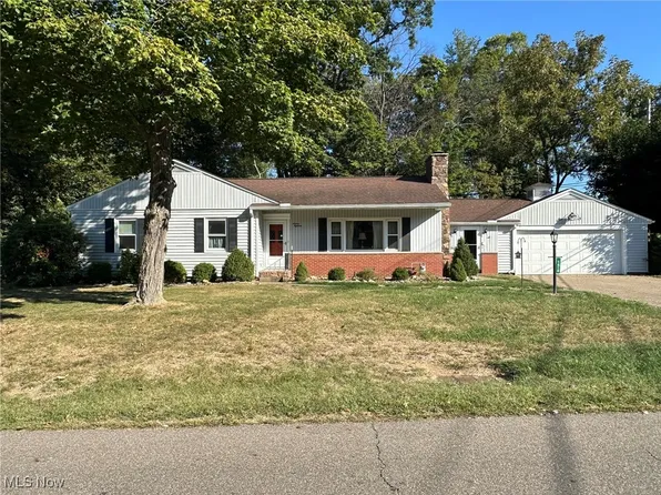 1618 Sleepy Hollow Dr, Coshocton, OH 43812