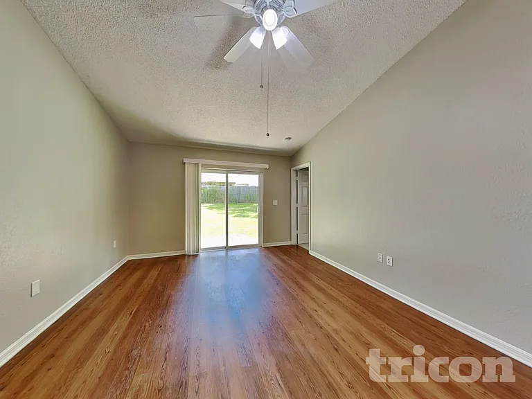 7833 Manor Dr — Photo 2