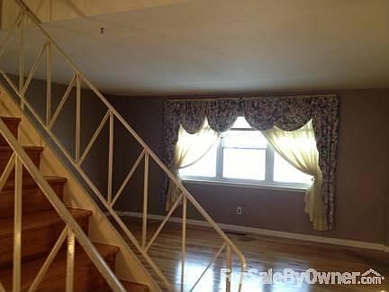 Living room
						:
						Spacious living room with freshly refinished hardwood floor.