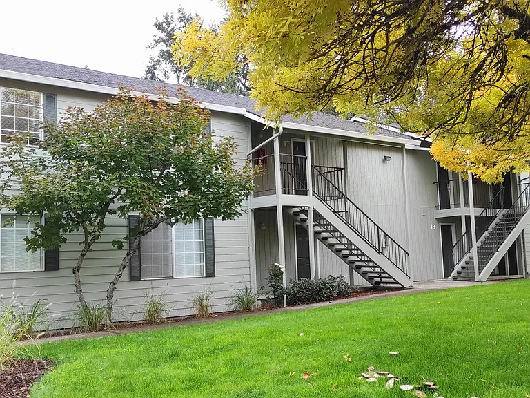 1430-1460 SW Bertha Blvd — Photo 17