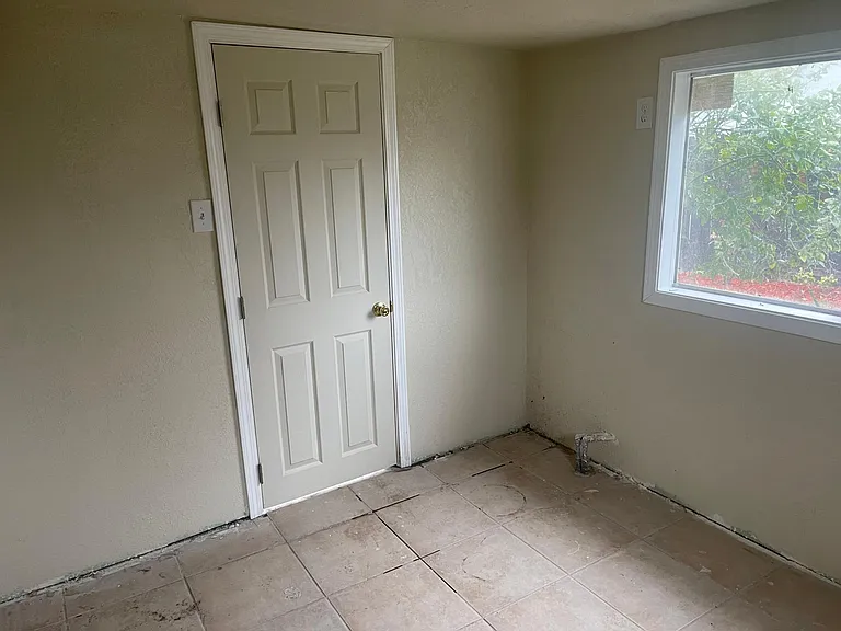 2281 Notre Dame Blvd — Photo 25