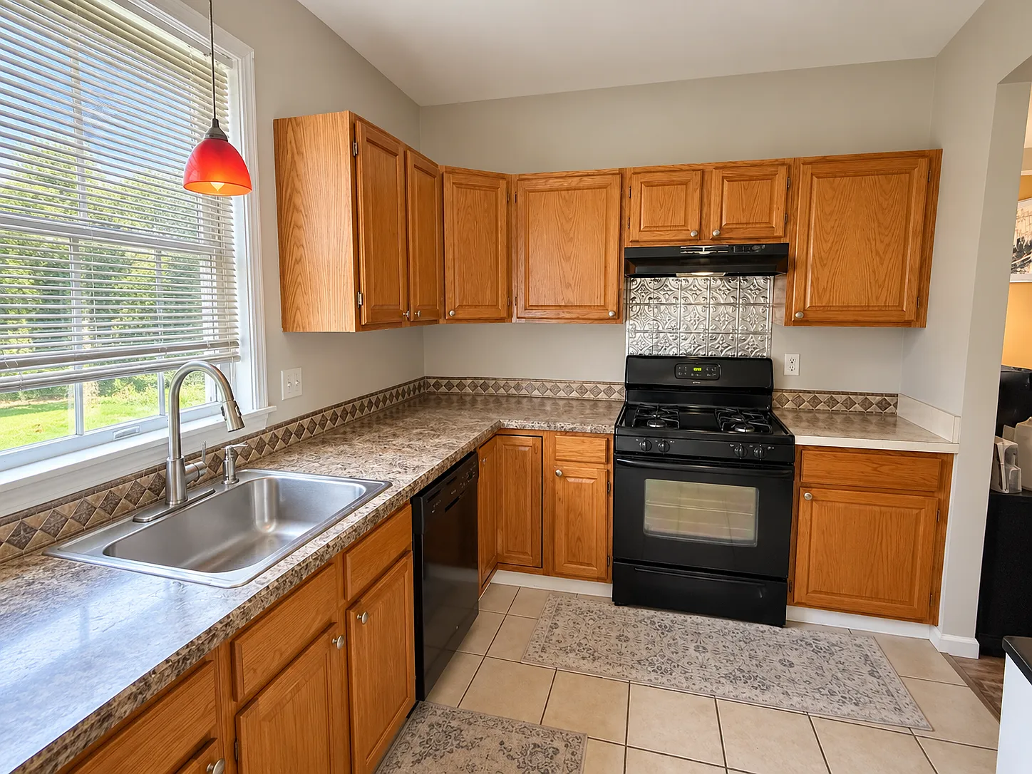 3 bed, 1.5 bath, 1892 sqft, $2,200 — Photo 3