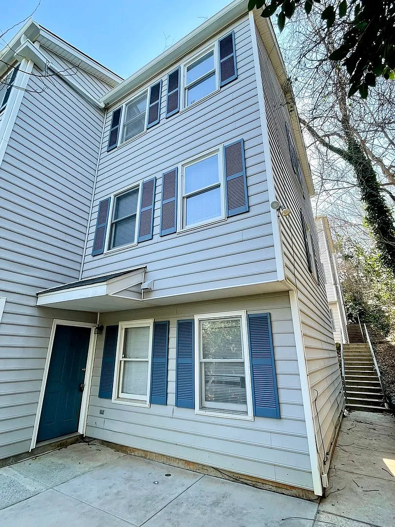 Townhouse located near corner of Gervais and Barnwell Streets. Walk to USC! — Photo 1