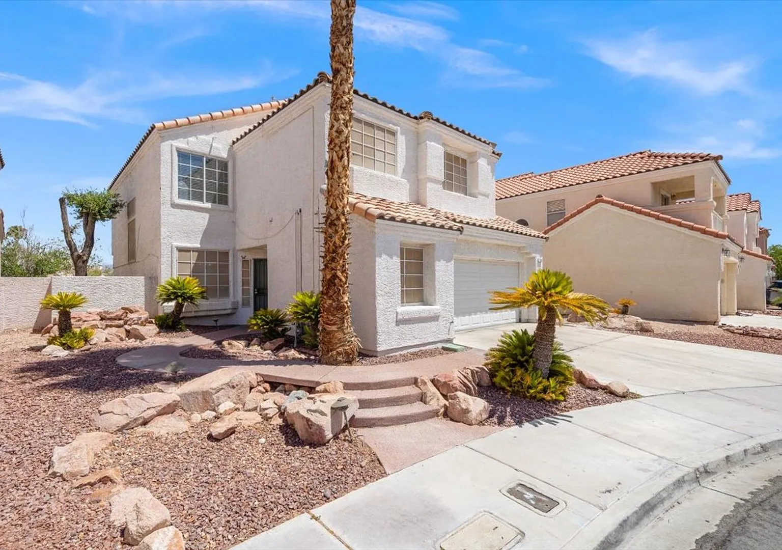 Bright & Spacious 4Bd Home with Vaulted Ceilings & Outdoor Kitchen — Photo 2