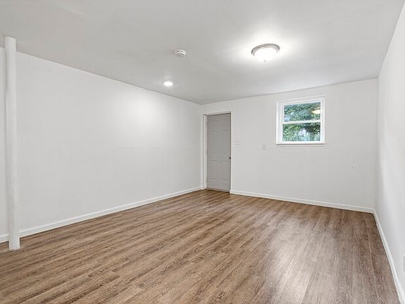 5th image of 1709 Golf Club Rd #D