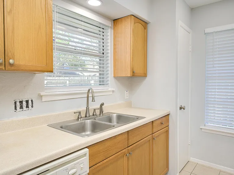 2104 Magazine St — Photo 11