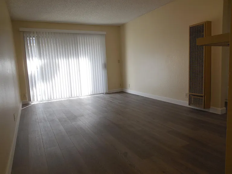 833 Gaviota Ave #H — Photo 2