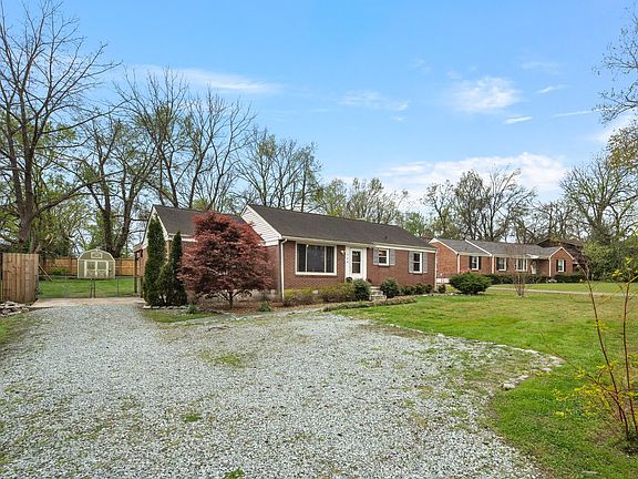 3rd image of 726 Maplewood Ln