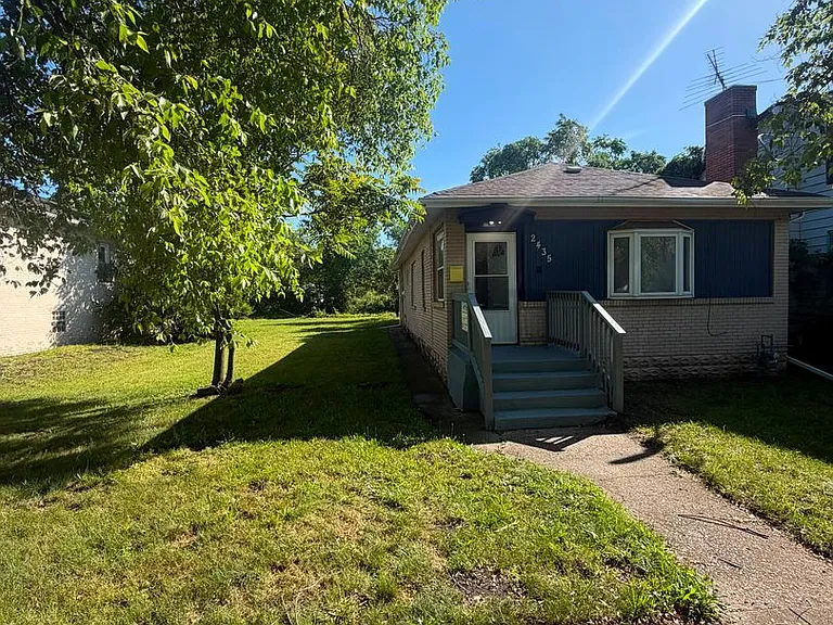 2435 Diamond Ave — Photo 2