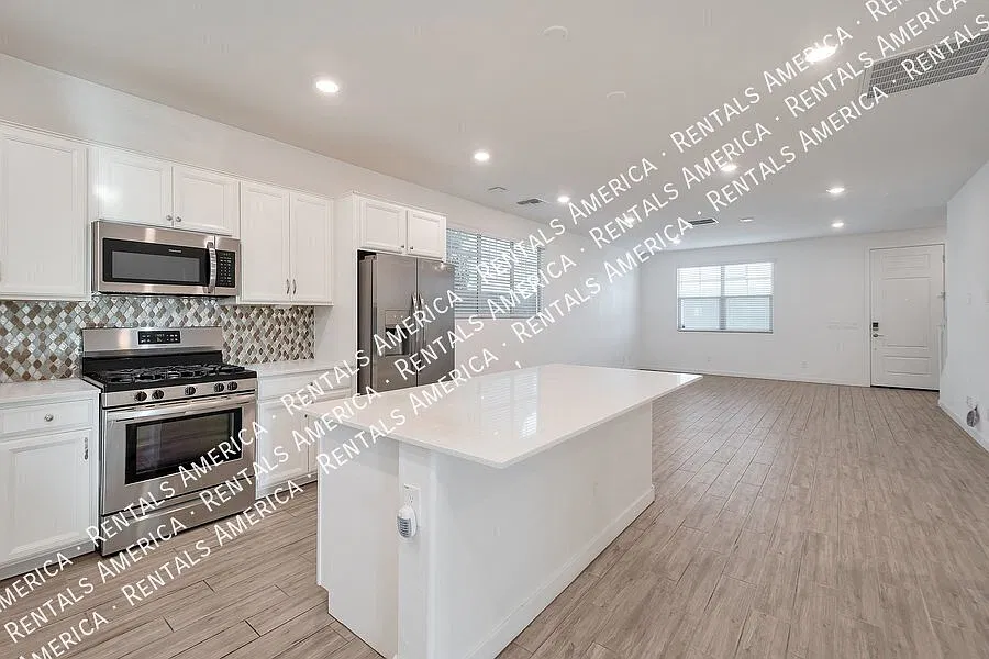 Coming Soon Amazing 3-Bedroom 3 1/2 Bath — Photo 4