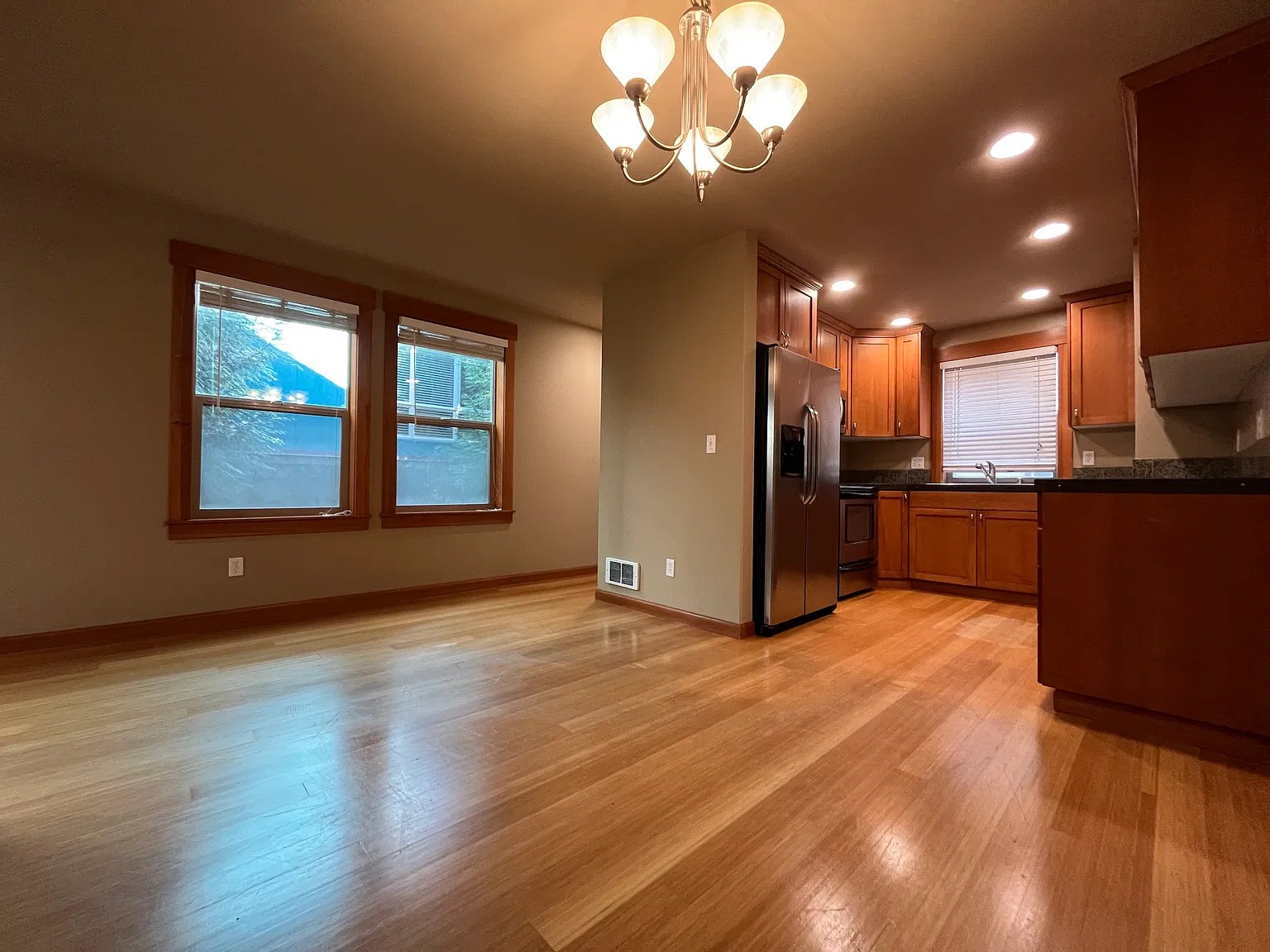 3 bed, 1.5 bath, 1450 sqft, $2,350 — Photo 4