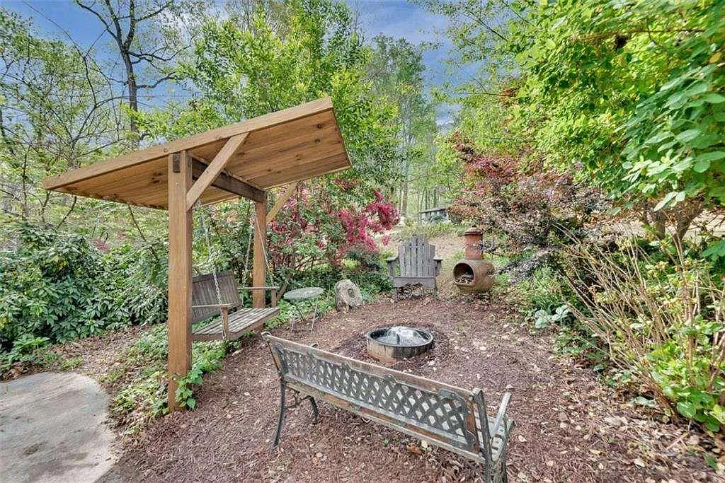 4 bed, 2800 sqft, $3,950 — Photo 4