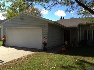 2211 E Sylvan Cir, Brandon, SD 57005