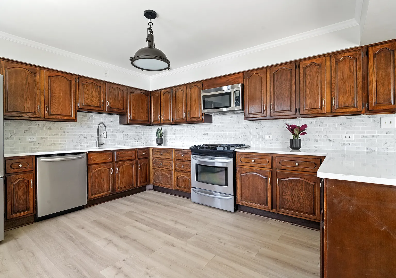 3 bed, 4200 sqft, $5,000 — Photo 4