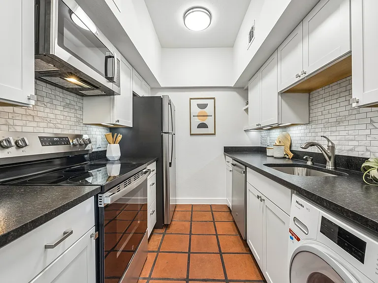 1509 W 39th 1/2 St #202 — Photo 9