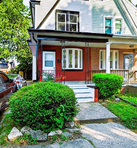 344 Gardner Ave — Photo 1