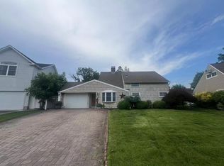 8 Bridge Ln #1, Hicksville, NY 11801