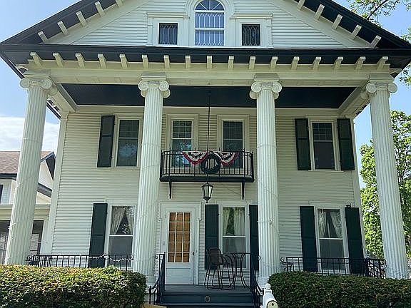 4th image of 804 E Elm Ave