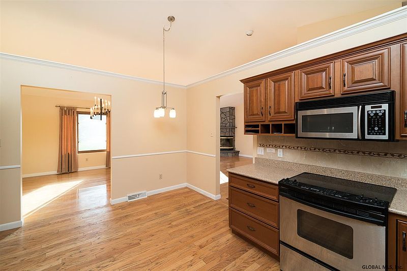 4th image of 61 LOUDONWOOD EAST Drive