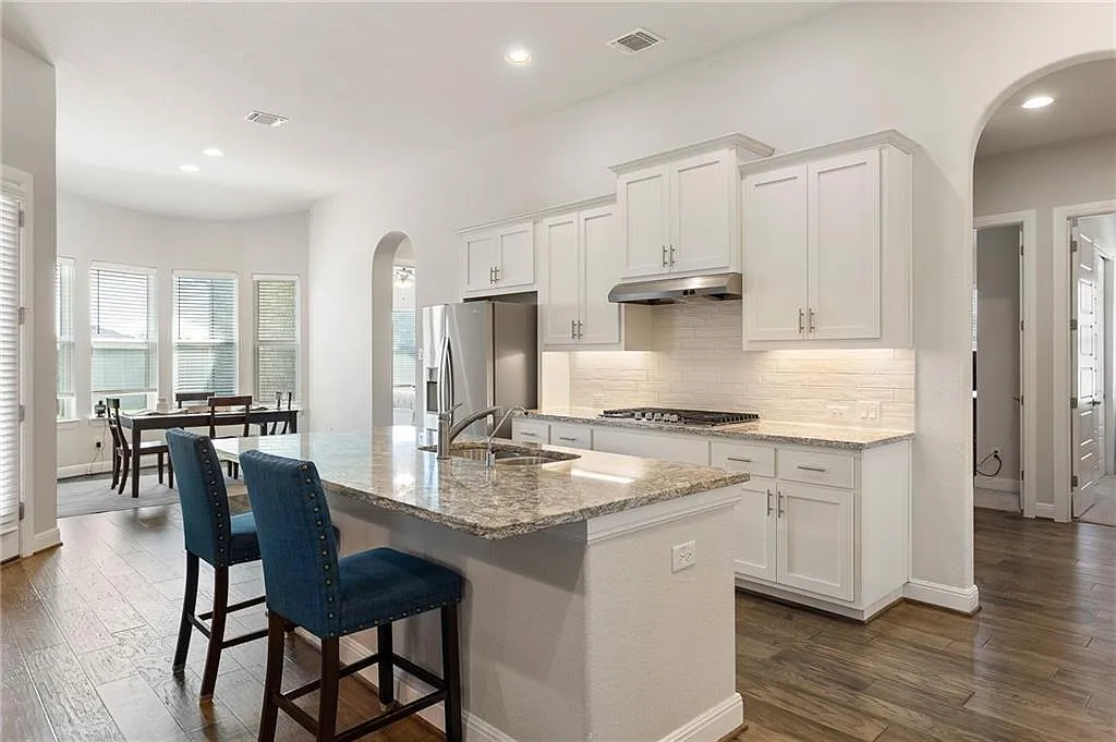 4 bed, 3.5 bath, 2540 sqft, $2,950 — Photo 4