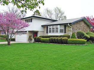 1301 E Ironwood Dr, Mount Prospect, IL 60056