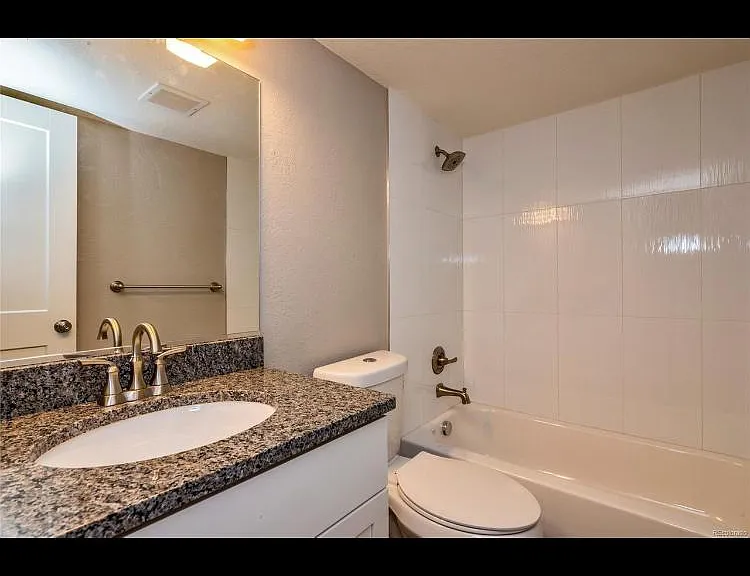 1135 S Oneida St #B — Photo 7