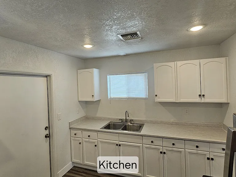 1123 S Central Ave — Photo 6