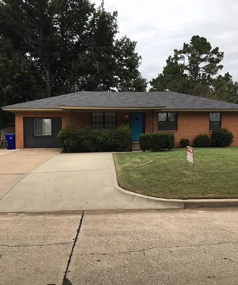 1407 Lindale Ave — Photo 1