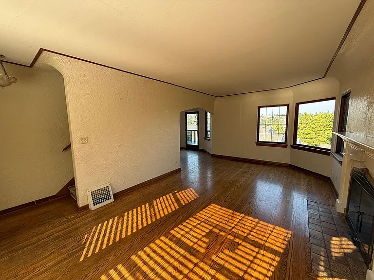 2466 Montavista Pl W — Photo 4