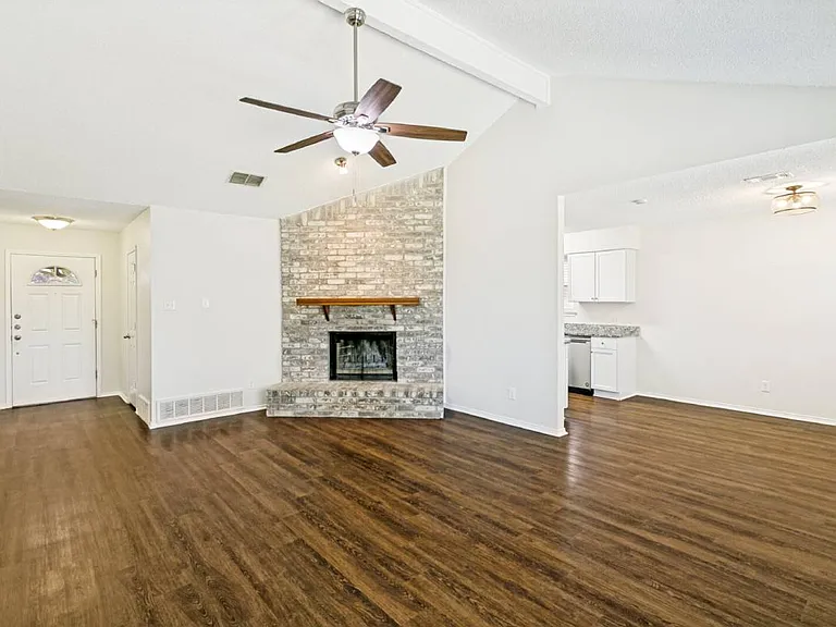 536 Clover Dr — Photo 2