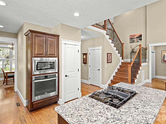 5th image of 2 Ayr Ct
