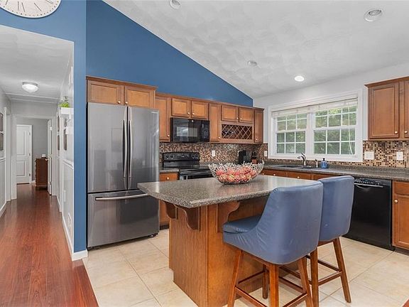 4th image of 33 Charles Ave
