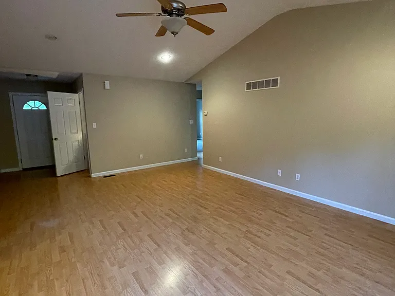 170 Robey Dr — Photo 4