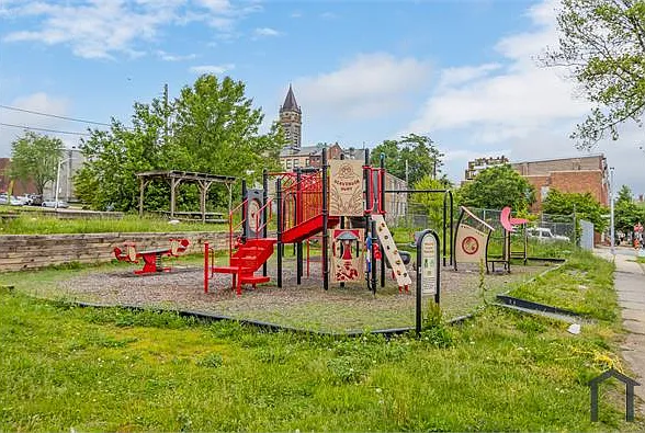 1235 N Bond St — Photo 25