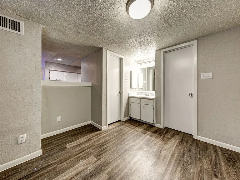 Chimney Park Apartments — Photo 12