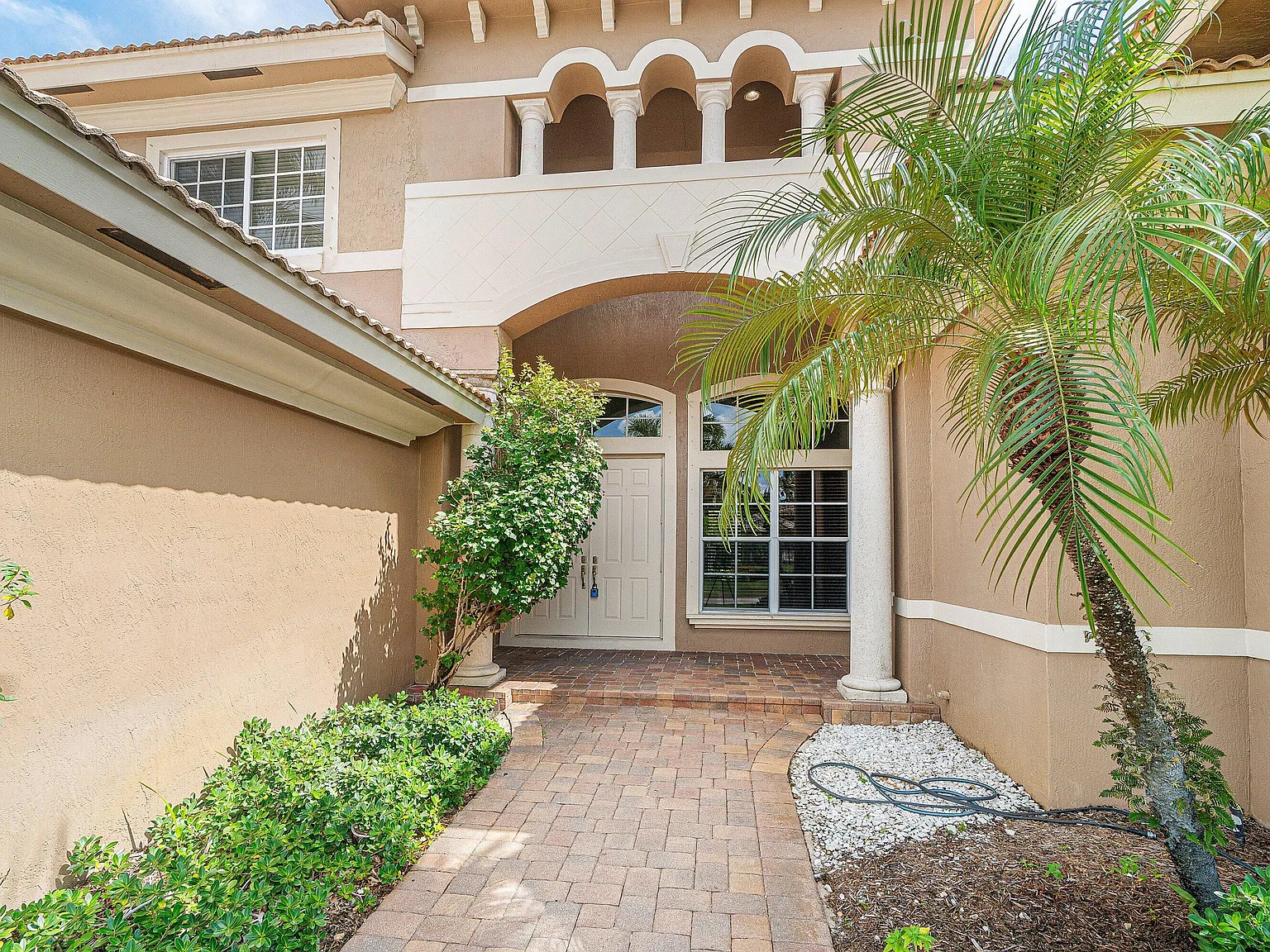 5 bed, 4.5 bath, 4384 sqft, $7,750 — Photo 2