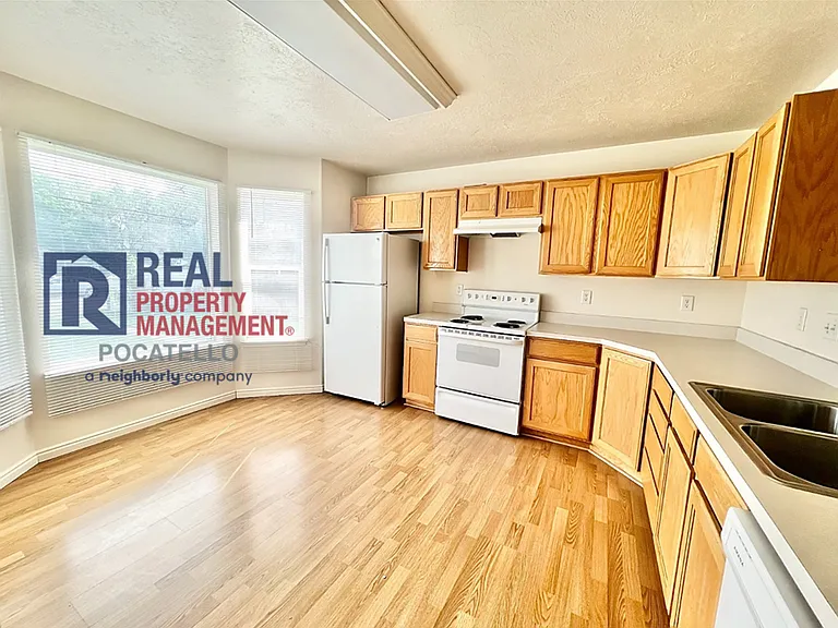 641 W Lewis St — Photo 3
