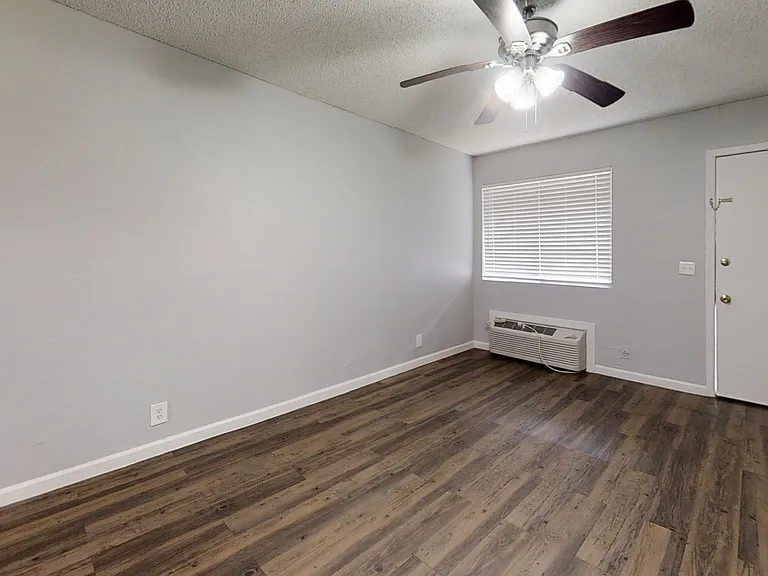 St. Charles Place Apartments — Photo 18