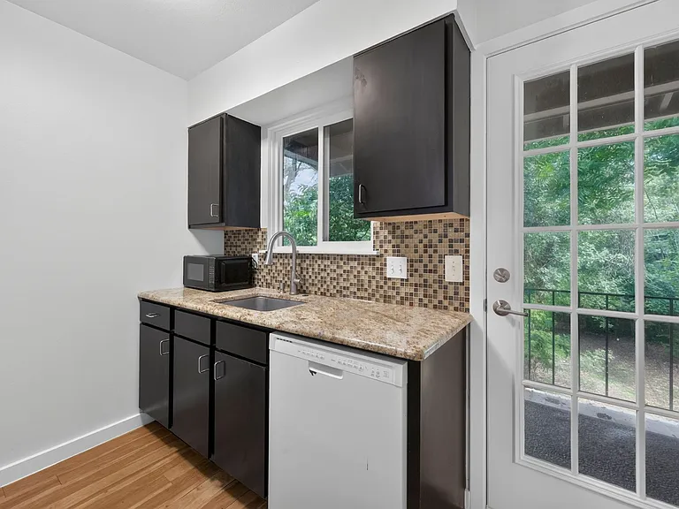 1513 Travis Heights Blvd — Photo 5