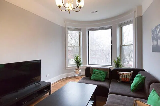 4 bed, 1902 sqft, $3,596 — Photo 4