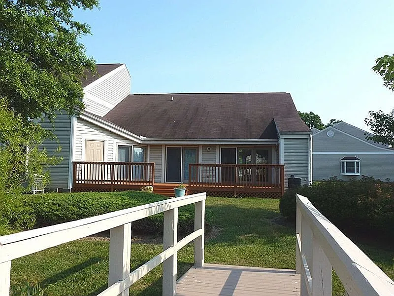 8012 Bridgepointe Dr photo 1