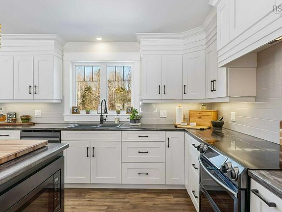 5th image of 472 Alexander Mackenzie Rd