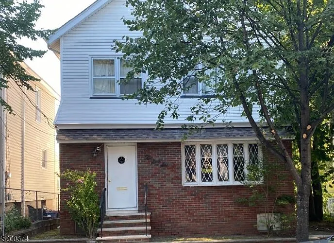 266 Burgess Pl photo 1
