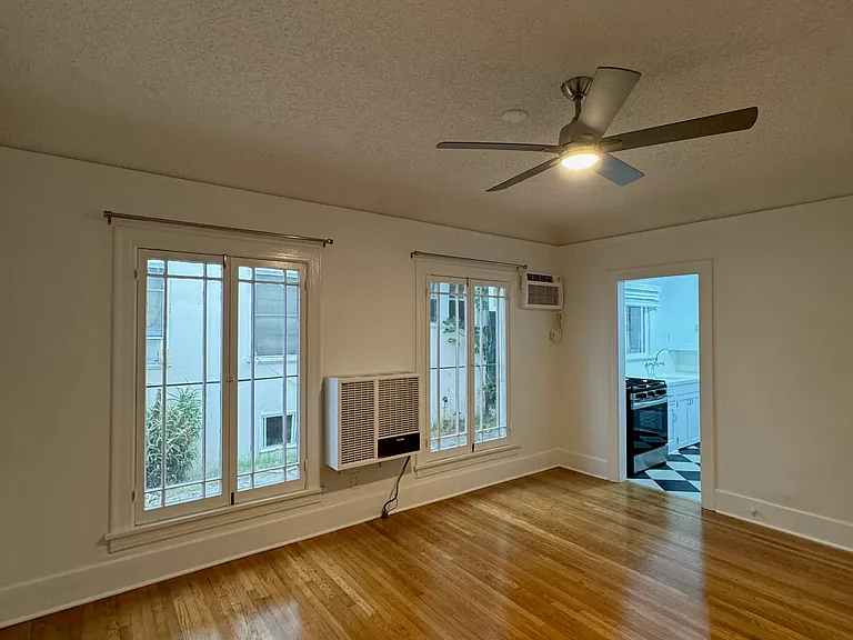 1949 N Vermont Ave #4 — Photo 8