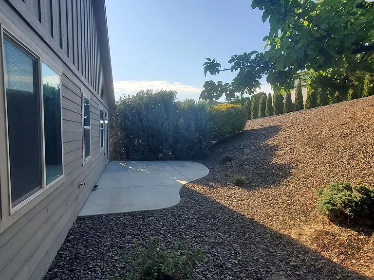 513 Jordan Ln — Photo 2