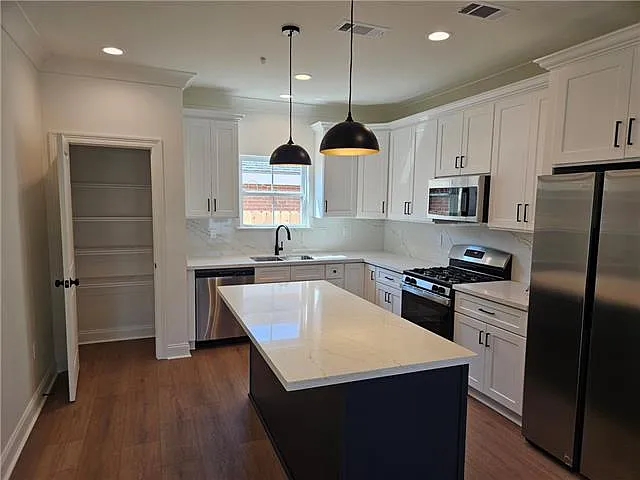 3 bed, 2.5 bath, 1712 sqft, $2,400 — Photo 2