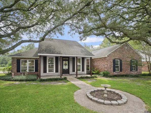 2607 Riverside Dr, Port Allen, LA 70767