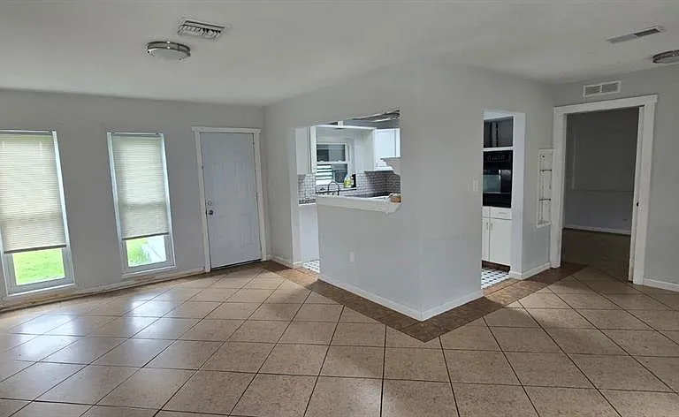 480 Sharon Cir — Photo 3